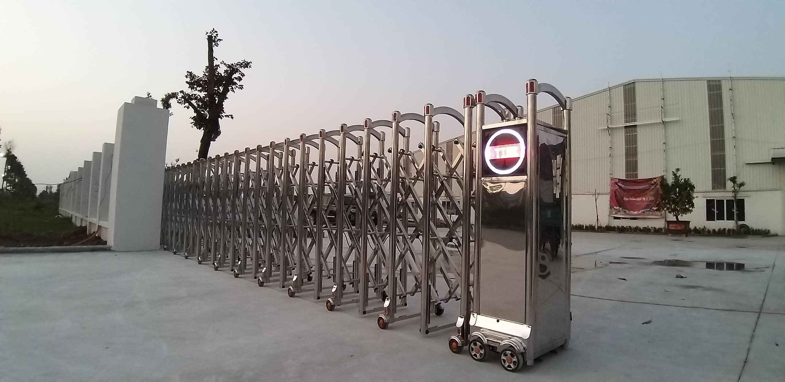 lắp đặt cổng xếp tại Bàu Bàng